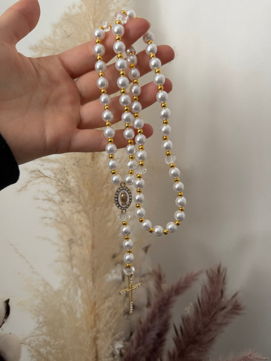 Chapelet en perles acryliques blanches